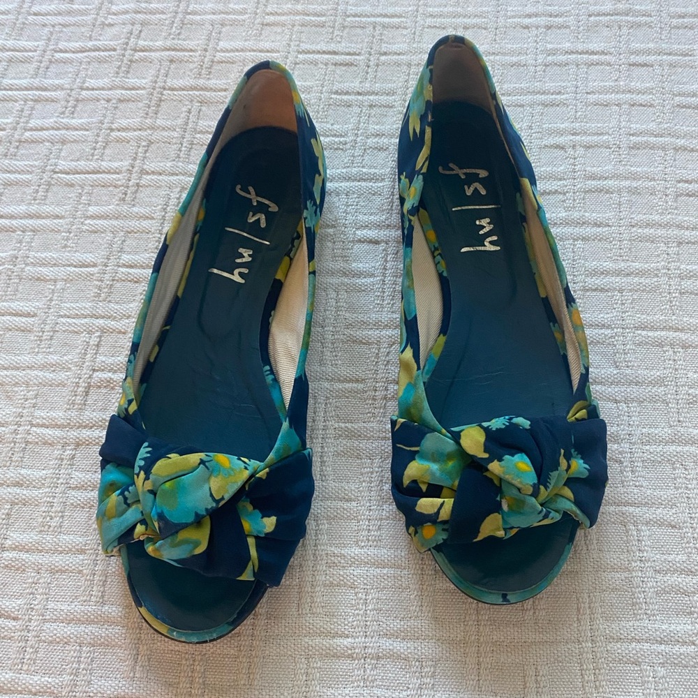 Anthropologie vintage blue floral retro peep toe shoes size 6.5